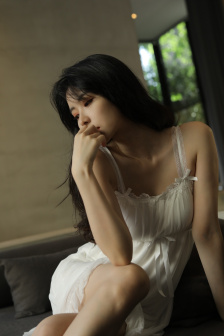 美丽人妻陷入大尺度拍摄陷阱